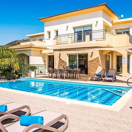 Willa Freedom Argaka